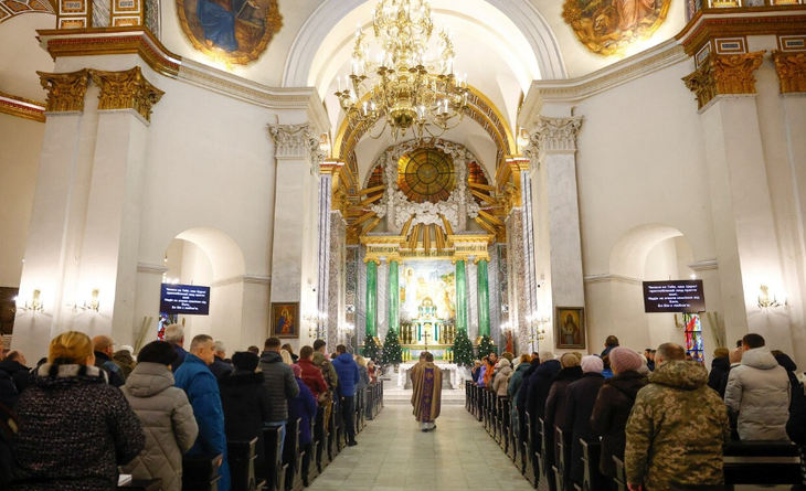 Người Ukraine tham dự lễ ngày 24-12 tại vùng Lviv - Ảnh: REUTERS
