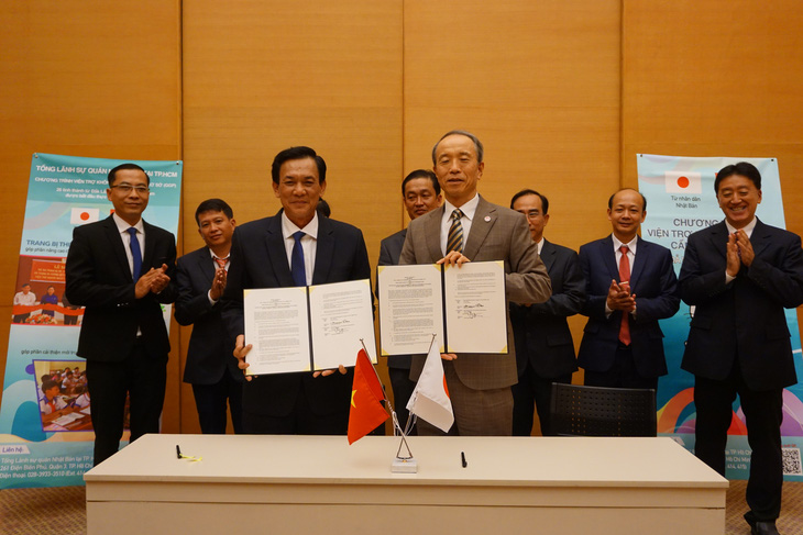 Tổng lãnh sự Nhật Bản tại TP.HCM Ono Masuo (phải) và Chủ tịch Liên hiệp các tổ chức hữu nghị tỉnh Kiên Giang Trần Chí Dũng ký kết hợp đồng viện trợ ngày 26-12 - Ảnh: NGHI VŨ