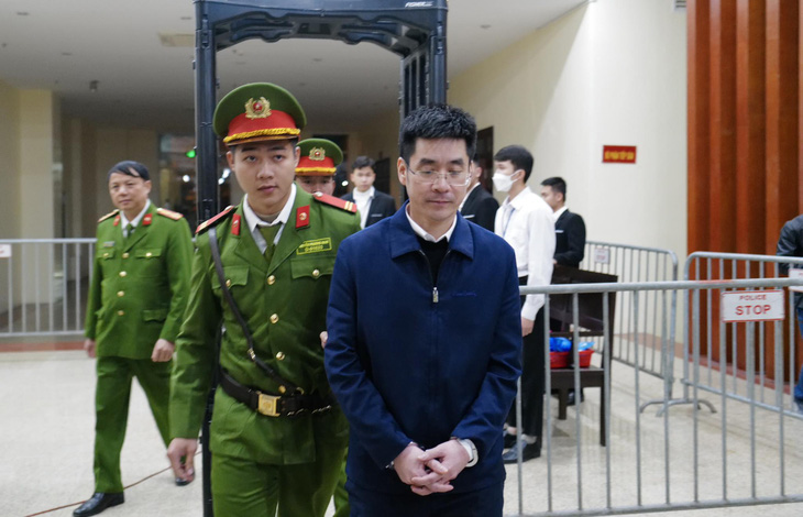 Hoàng Văn Hưng được dẫn giải đến phiên tòa sáng 26-12 - Ảnh: DANH TRỌNG