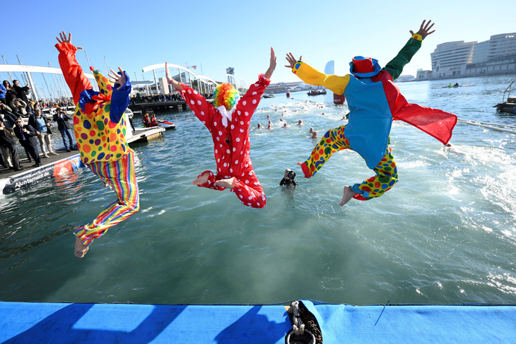 Những người tham gia nhảy xuống nước trong cuộc đua bơi lội Copa Nadal (Cúp Giáng sinh) lần thứ 114 tại Port Vell của Barcelona, Tây Ban Nha vào ngày 25-12. Cuộc đua bơi 200 mét mừng Giáng sinh truyền thống quy tụ khoảng 300 người tham gia trên cảng Vell cũ của Barcelona - Ảnh: AFP