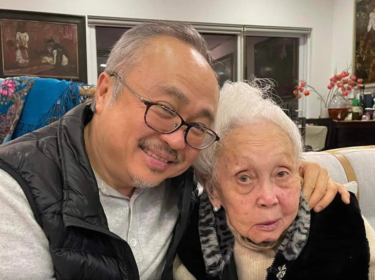 Tết năm ngoái, Nghệ sĩ nhân dân Đặng Thái Sơn vẫn kịp về ăn Tết cùng má Liên trước khi bà qua đời - Ảnh: Facebook Đặng Thái Sơn