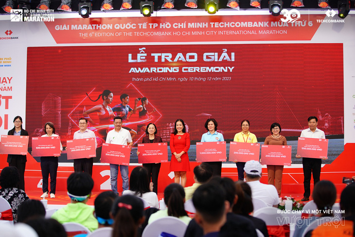 Tại lễ bế mạc, bà Thái Minh Diễm Tú - giám đốc khối tiếp thị Techcombank - đã trao tặng 3,7 tỉ đồng cho các quỹ hỗ trợ tại TP.HCM - Ảnh: TECHCOMBANK