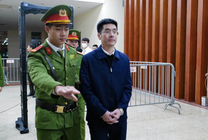 Bị cáo Hoàng Văn Hưng rời tòa - Ảnh: DANH TRỌNG