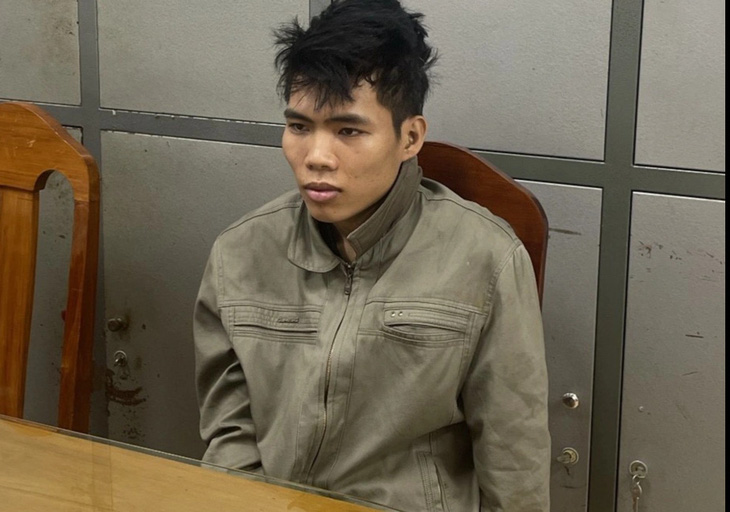 Nghi can Nguyễn Sỹ Hiếu lúc bị bắt giữ tại Bình Thuận do liên quan vụ án giết người, cướp tài sản ở Bình Dương - Ảnh: MAI THỨC