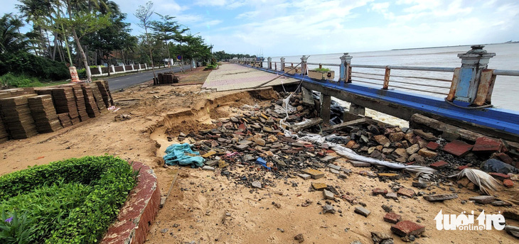 Mưa to, sóng lớn đã khiến nhiều khu vực bờ kè Bạch Đằng (phường 6, TP Tuy Hòa) sụt lún, sạt lở - Ảnh: NGUYỄN HOÀNG