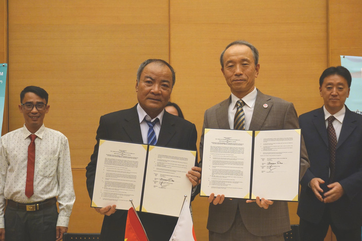Tổng lãnh sự Nhật Bản tại TP.HCM Ono Masuo (phải) cùng ông Phạm Tấn Đức, giám đốc Trung tâm Y tế huyện Diên Khánh (Khánh Hòa), ký kết hợp đồng viện trợ trang thiết bị y tế - Ảnh: NGHI VŨ
