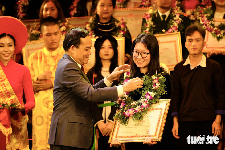 Phó thủ tướng Trần Lưu Quang trao hoa cho các học sinh đạt giải nhất, nhì trong kỳ thi học sinh giỏi quốc gia năm 2023 tại lễ tuyên dương - Ảnh: NGUYÊN BẢO