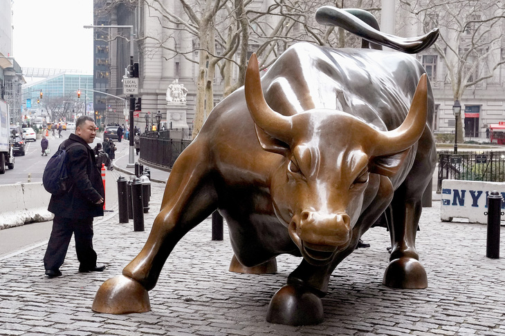 Tăng trưởng kinh tế toàn cầu trong năm 2024 được dự báo sẽ chậm hơn. Trong ảnh là tượng bò tót ở phố Wall, New York (Mỹ) - Ảnh: REUTERS