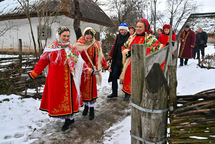 Phụ nữ Ukraine mặc trang phục truyền thống mừng Giáng sinh ở làng Pyrogove, gần Kiev, ngày 25-12-2023. Năm nay là lần đầu tiên Ukraine mừng Giáng sinh vào ngày 25-12 theo lịch phương Tây, sau khi dời từ ngày 7-1, nhằm tránh ngày các tín đồ Chính Thống giáo Nga ăn mừng - Ảnh: AFP