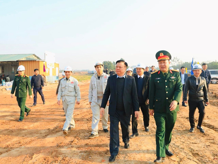 Bí thư Thành ủy Hà Nội Đinh Tiến Dũng kiểm tra thực địa dự án đường vành đai 4 - vùng thủ đô vào sáng 26-12 - Ảnh: NGUYỄN THÀNH