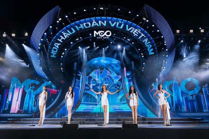 38 người đẹp trình diễn màn hô tên mở màn đêm bán kết Hoa hậu Hoàn vũ Việt Nam