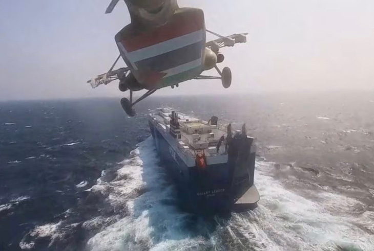 Trực thăng quân sự Houthi bay trên tàu chở hàng Galaxy Leader ở Biển Đỏ ngày 20-11 - Ảnh: HOUTHI MILITARY MEDIA