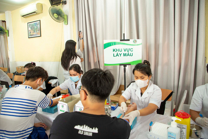 Sinh viên nội trú khám sức khỏe tại ký túc xá Đại học Quốc gia TP.HCM - Ảnh: VĂN KHANH