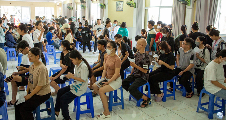 Sinh viên chờ đợi khám sức khỏe tại ký túc xá Đại học Quốc gia TP.HCM - Ảnh: VĂN KHANH