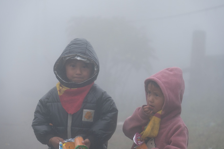 Trẻ em xã Hoàng Thu Phố (Bắc Hà, Lào Cai) co ro trong thời tiết sương mù, giá rét - Ảnh: NGUYÊN BẢO