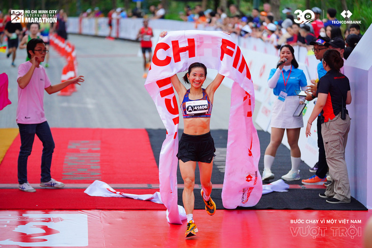 Nguyễn Thị Oanh vô địch cự ly marathon nữ của Giải marathon quốc tế TP.HCM Techcombank 2023 - Ảnh: TECHCOMBANK