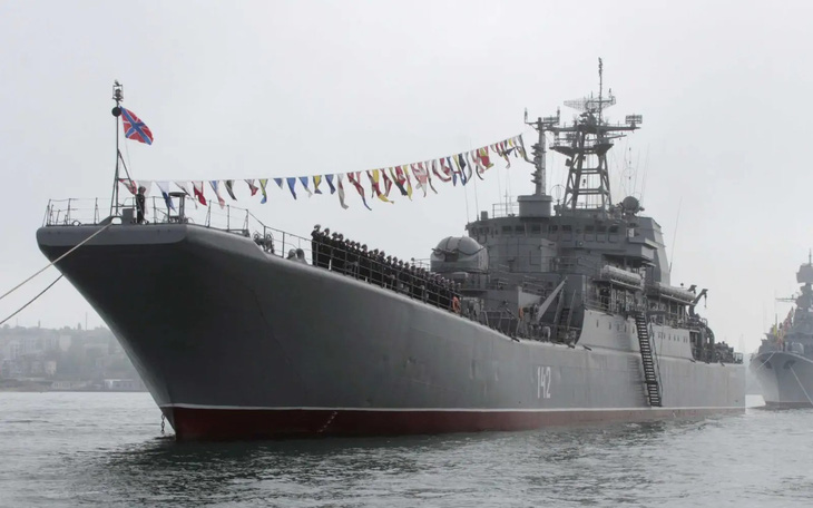Máy bay Ukraine tấn công cảng Nga, phá hủy tàu đổ bộ lớn