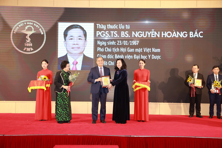 PGS TS BS. Nguyễn Hoàng Bắc – Phó Chủ tịch Hội Gan mật Việt Nam, Giám đốc BV ĐHYD TPHCM được tôn vinh danh hiệu Tri thức tiêu biểu của Tổng Hội Y