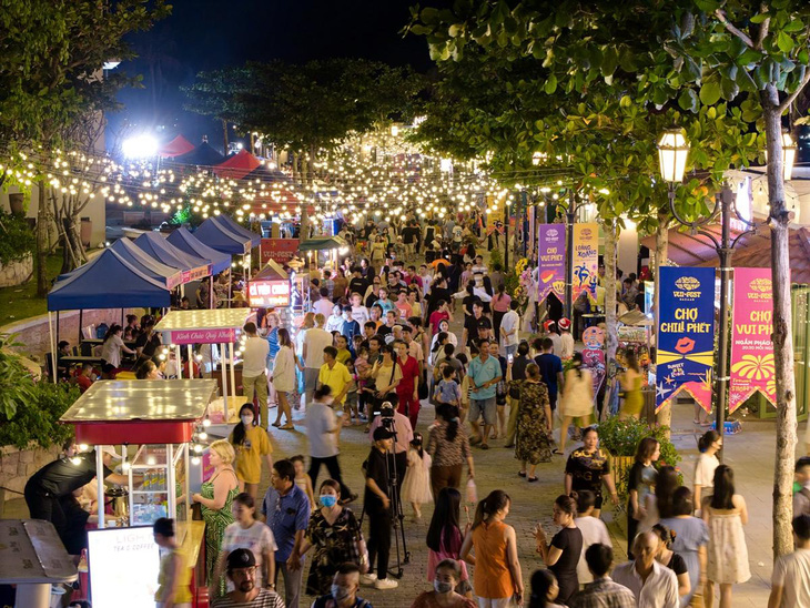 Vui Phết - chợ đêm bên biển VUI-Fest Bazaar - chào đón du khách tới tham quan, mua sắm