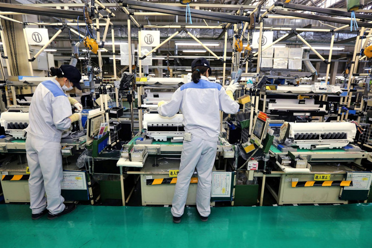 Công nhân Daikin Industries làm việc tại nhà máy ở Kusatsu, tỉnh Shiga, Nhật Bản. Ảnh: bloomberg.com
