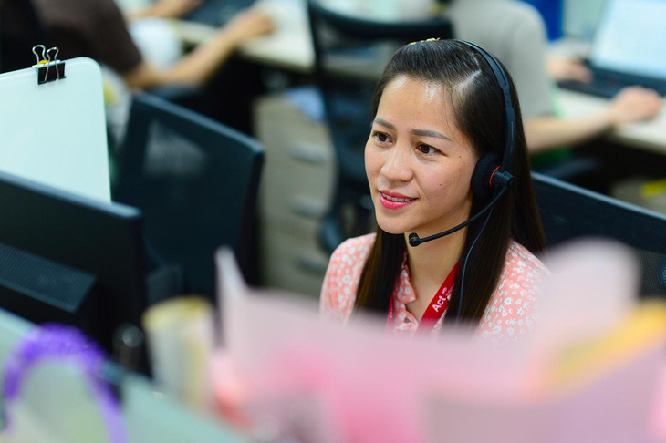 Nhân sự trung tâm chăm sóc khách hàng của DKSH giải đáp thắc mắc, nhu cầu từ khách hàng - Ảnh: Quang Định
