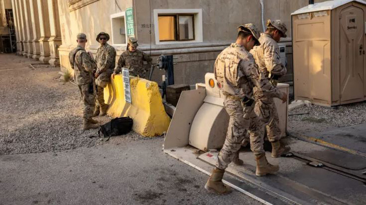 Các binh sĩ Mỹ và liên quân trong ảnh chụp tại thủ đô Baghdad, Iraq - Ảnh chụp màn hình CNBC/GETTY IMAGES