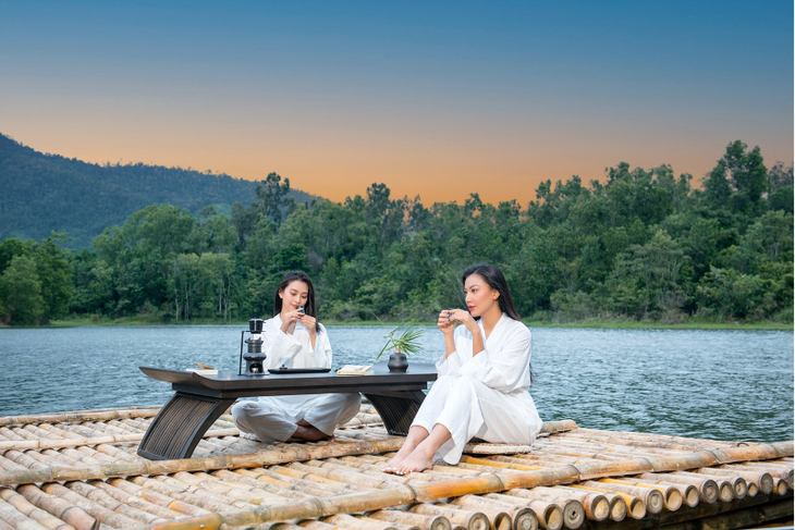 Hoa hậu Tiểu Vy và Á hậu Kim Duyên trải nghiệm Thiền cà phê - một sản phẩm do Trung Nguyên Legend sáng tạo nhằm 