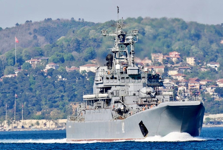 Tàu đổ bộ Novocherkassk của Nga mà Ukraine tuyên bố đã phá hủy ngày 26-12 - Ảnh: REUTERS