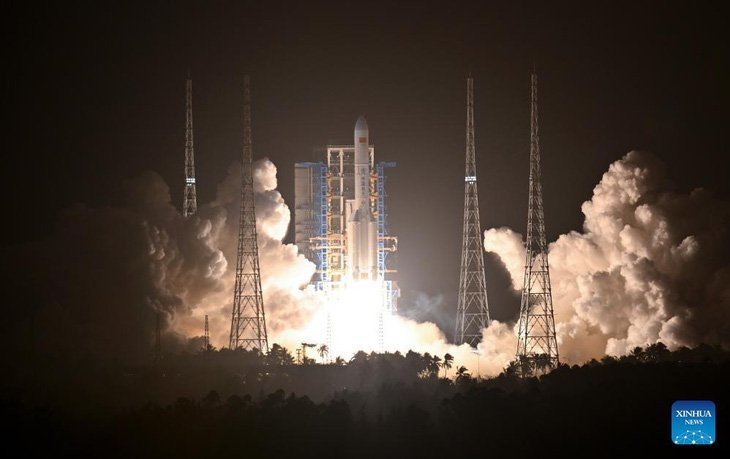 Tên lửa đẩy Trường Chinh 5 mang theo vệ tinh viễn thám quang học quỹ đạo cao, được phóng từ bãi phóng Văn Xương ở tỉnh Hải Nam, miền nam Trung Quốc hôm 15-12 - Ảnh: TÂN HOA XÃ