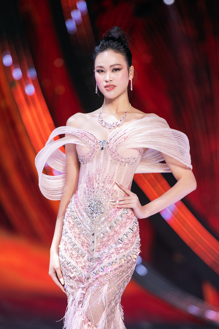 Thí sinh Miss Cosmo Vietnam trong trang phục dạ hội gây ấn tượng - Ảnh: KIẾNG CẬN TEAM
