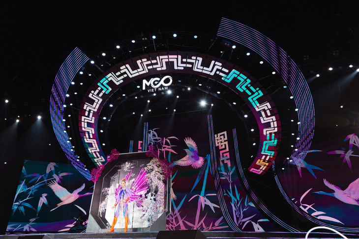 Sân khấu Miss Cosmo Vietnam 2023 được chú trọng đầu tư - Ảnh: KIẾNG CẬN TEAM