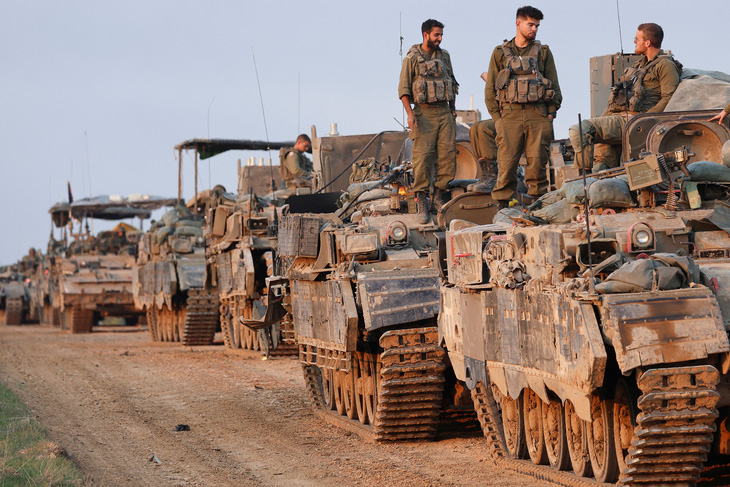 Lực lượng Israel tập trung tại khu vực gần biên giới phía nam Dải Gaza - Ảnh: REUTERS