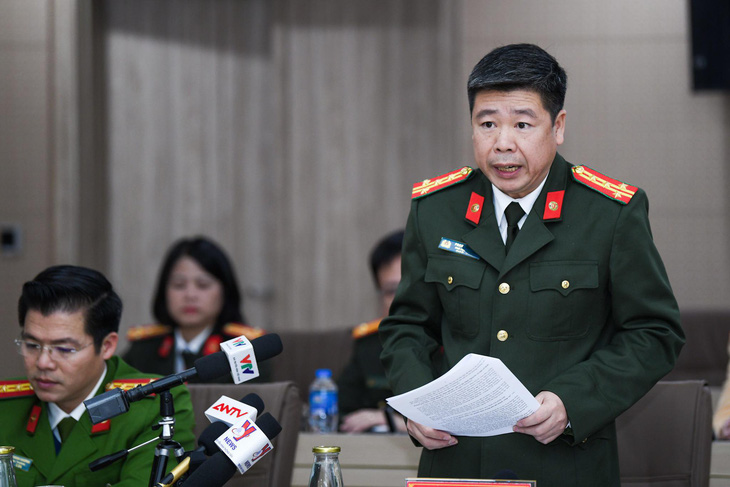 Đại tá Phan Thành Bá thông tin về kết quả điều tra vụ án Xuyên Việt Oil - Ảnh: NAM TRẦN