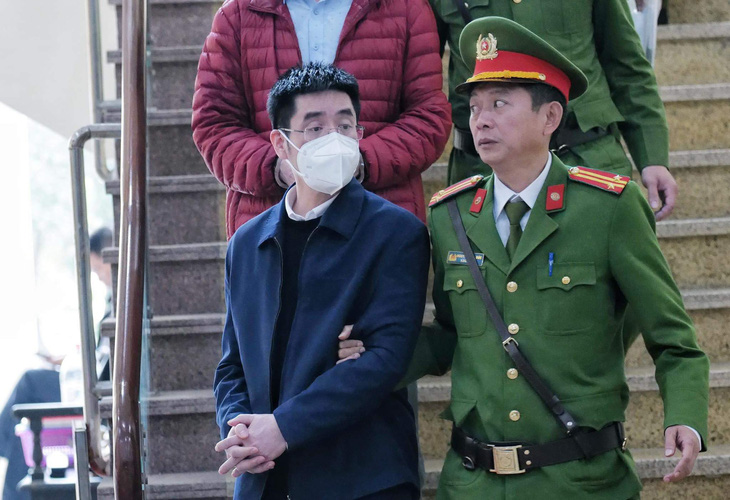 Cựu điều tra viên Hoàng Văn Hưng sau phiên tòa phúc thẩm xử vụ chuyến bay giải cứu - Ảnh: GIANG LONG
