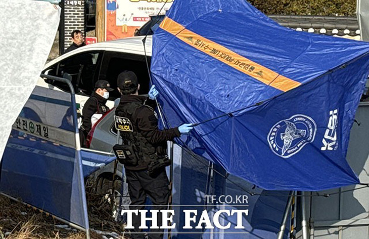 Chiếc xe hơi bị phong tỏa để điều tra nguyên nhân vụ việc - Ảnh: The Fact