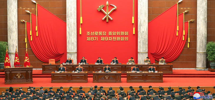 Nhà lãnh đạo Triều Tiên Kim Jong Un chủ trì cuộc họp của Đảng Lao động ngày 26-12 - Ảnh: AFP