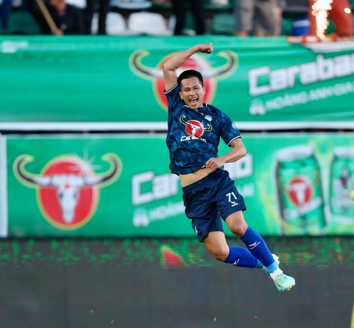 A Hoàng ăn mừng bàn thắng mở tỉ số vào lưới Hà Nội FC - Ảnh: MINH TRẦN