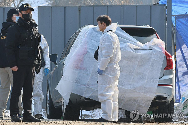 Chiếc xe hơi được cho là được tìm thấy cùng Lee Sun Kyun ở hiện trường - Ảnh: Yonhap News