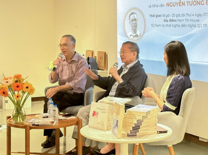Tiến sĩ vật lý, nhà văn Nguyễn Tường Bách (bìa trái) và bác sĩ, nhà văn Đỗ Hồng Ngọc (giữa) bàn về những khủng hoảng mà con người phải đối mặt trong và sau đại dịch