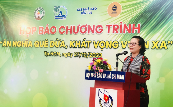 Bà Nguyễn Trúc Hạnh - phó trưởng ban thường trực Ban Tuyên giáo Tỉnh ủy Bến Tre - phát biểu tại họp báo - Ảnh: HOÀI PHƯƠNG