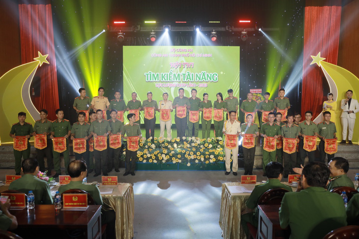 Ban tổ chức tặng cờ lưu niệm cho các đơn vị vào vòng chung kết - Ảnh: Công an TP.HCM