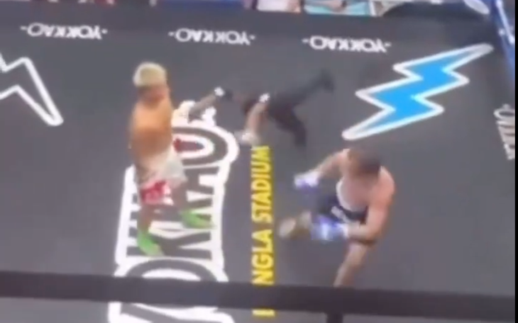 Trọng tài đập mặt xuống sàn khi phi thân cản hai võ sĩ ra đòn