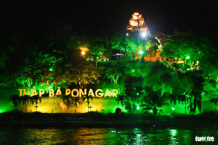 Tháp Bà Ponagar lung linh về đêm 