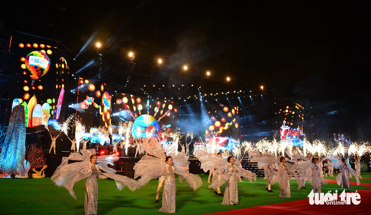 Hàng trăm diễn viên biểu diễn tại đêm bế mạc Năm Du lịch quốc gia "Bình Thuận - Hội tụ xanh" - Ảnh: ĐỨC TRONG