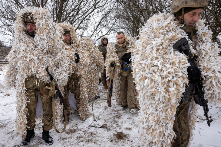 Binh sĩ Ukraine huấn luyện gần tiền tuyến ở Donetsk, ngày 25-12-2023 - Ảnh: REUTERS