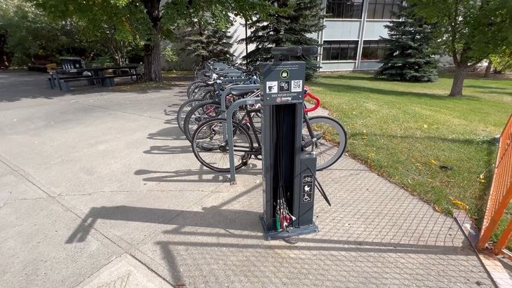 Hiện tại, Alex đang sử dụng xe đạp, scooter điện - Ảnh: humane cities/YouTube