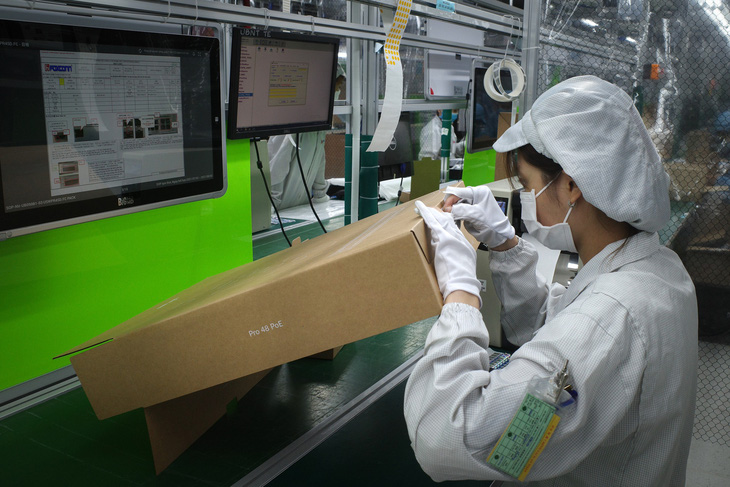 Công nhân đóng gói sản phẩm tại nhà máy có vốn đầu tư nước ngoài tại Bắc Giang - Ảnh: GIANG SƠN ĐÔNG