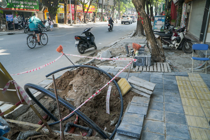 Dịp cuối năm, đường phố Hà Nội bị đào xới nham nhở - Ảnh: PHẠM TUẤN