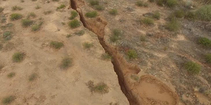 Khe nứt lớn dài 3,2km xuất hiện ở sa mạc phía nam Arizona - Ảnh: KTAR NEWS