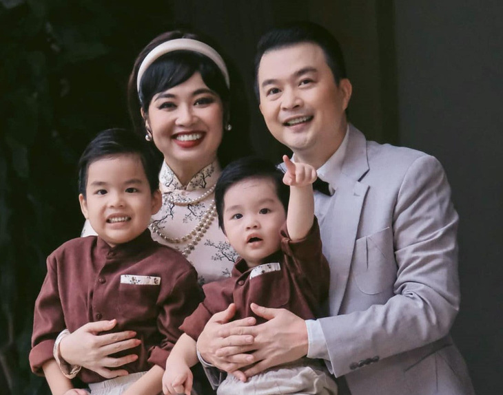 Gia đình Lê Khánh ngoài đời - Ảnh: FBNV